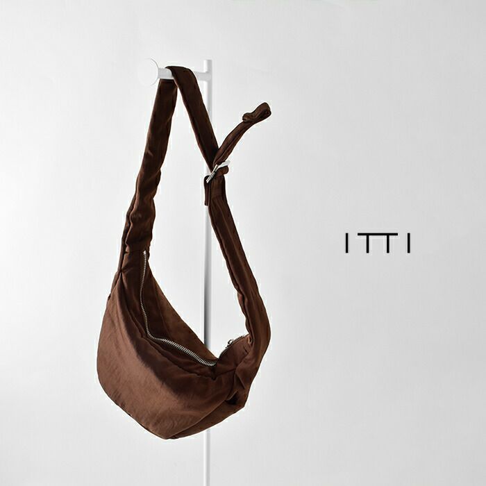 ITTI イッチ 撥水 三日月型 ショルダーバッグ ANNIE PUFFER TOWN MOON